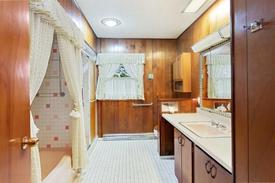 11200 Wilson Road New Buffalo, MI 49117 - Photo 7 of 10 Bath room