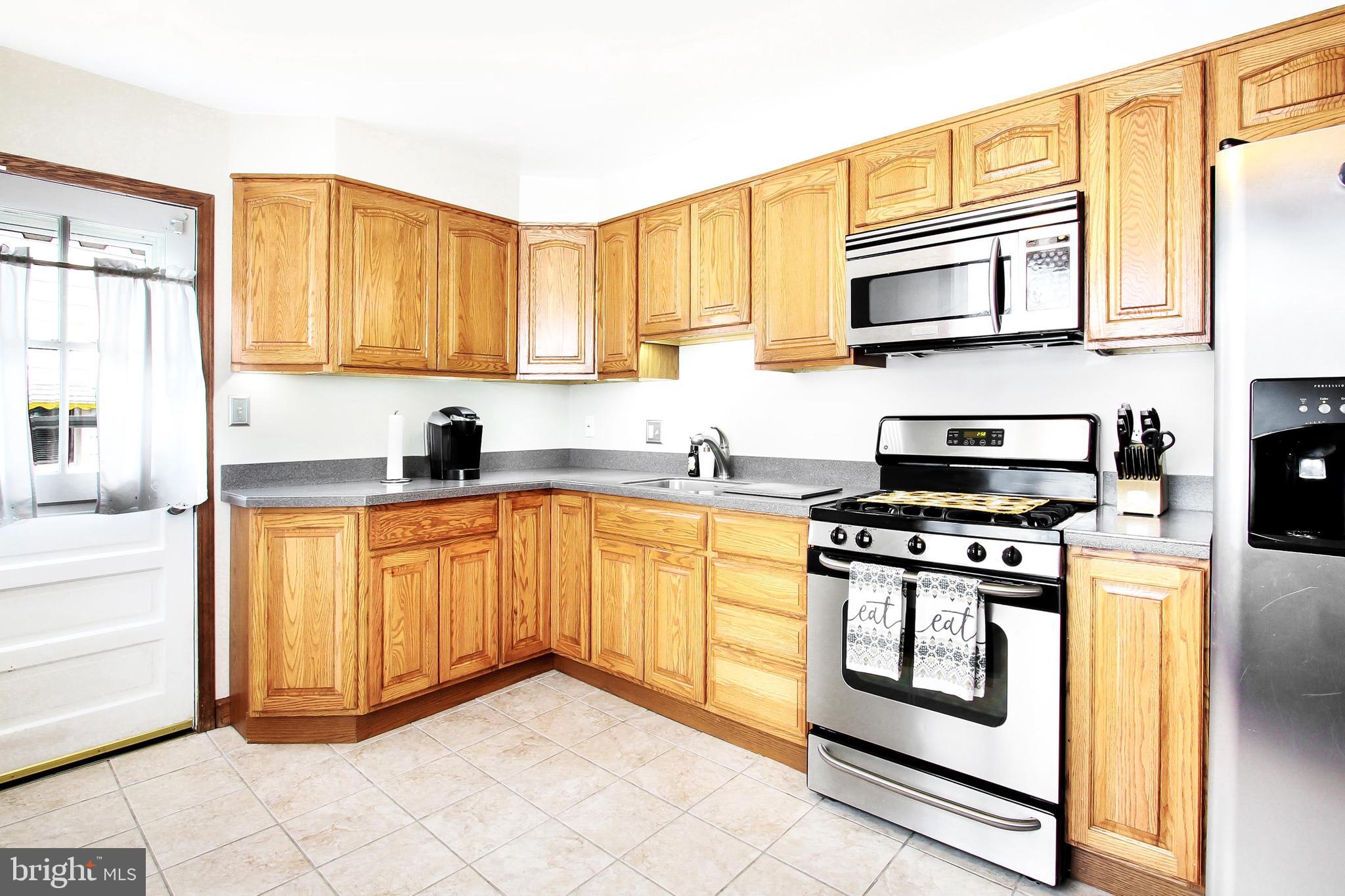 538 West Woodlynn Road Baltimore, MD 21221 - Photo 4 of 26 Updated Kitchen w/ Stainless Appliances