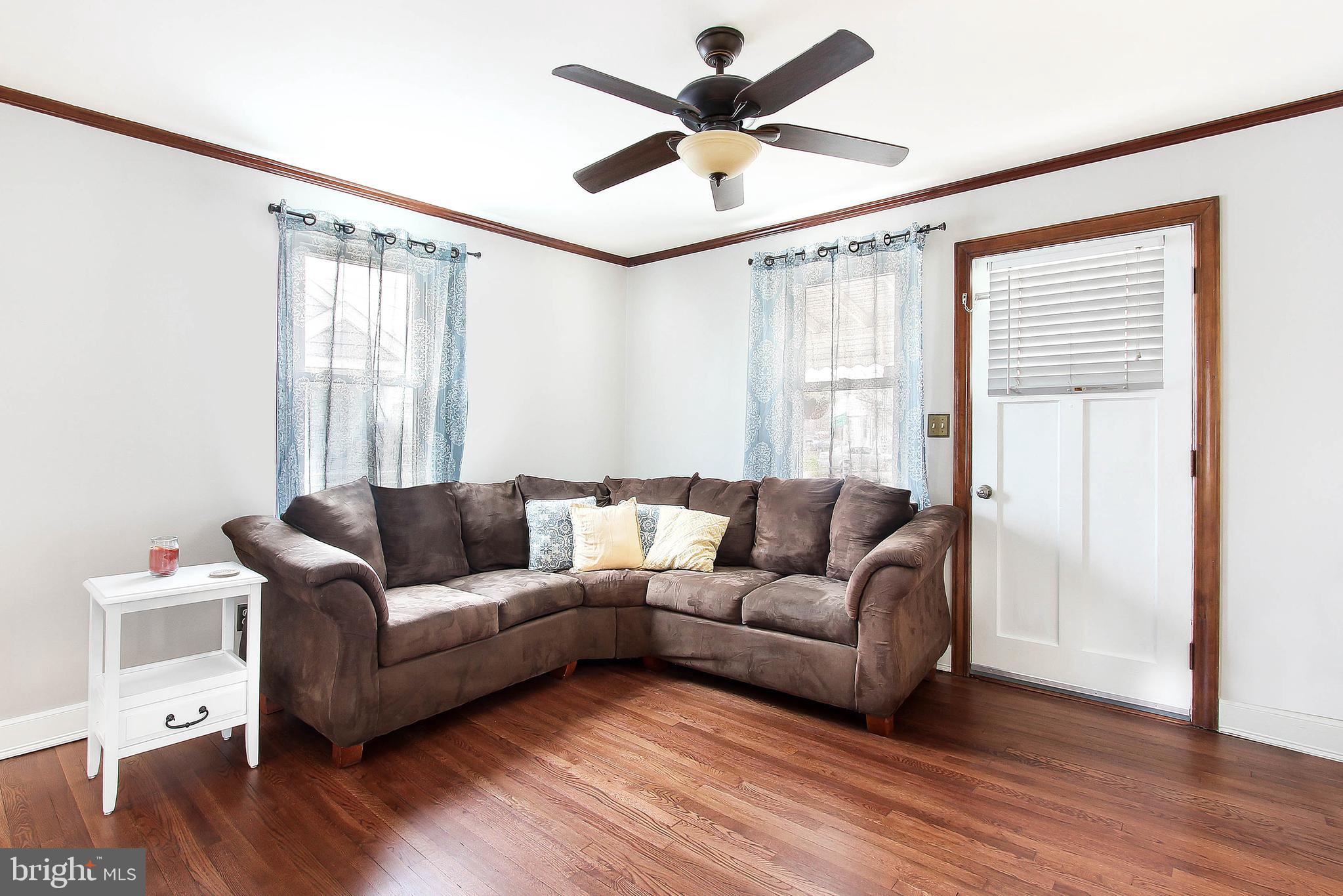 538 West Woodlynn Road Baltimore, MD 21221 - Photo 7 of 26 Large Living Room