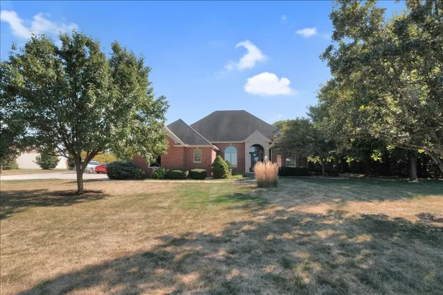 a view of a house with a yard