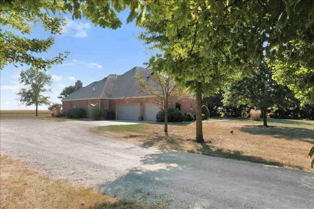a view of yard with green space