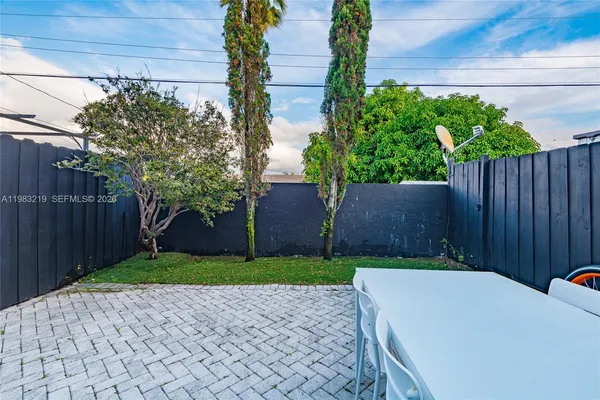 a view of a backyard