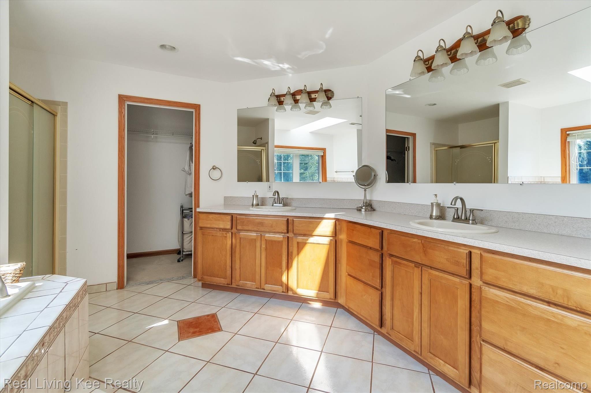 39 Fieldway Court Rochester, MI 48306 - Photo 32 of 55 33-39-Fieldway-Ct-WindowStill-Real-Estate-Photography-33.jpg