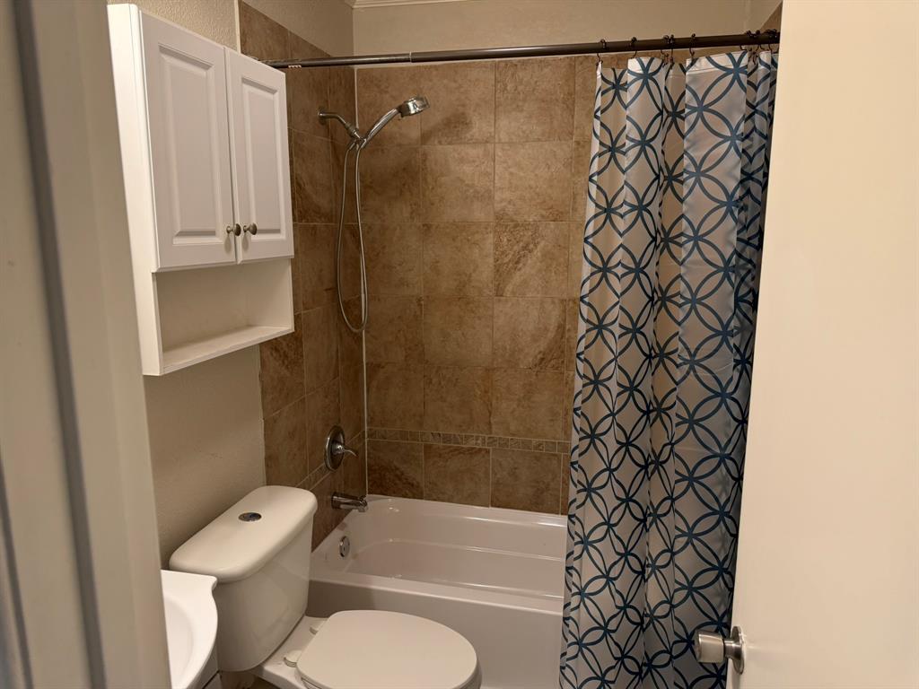 625 South Andrews Avenue Sherman, TX 75090 - Photo 11 of 17 a bathroom with a toilet and shower