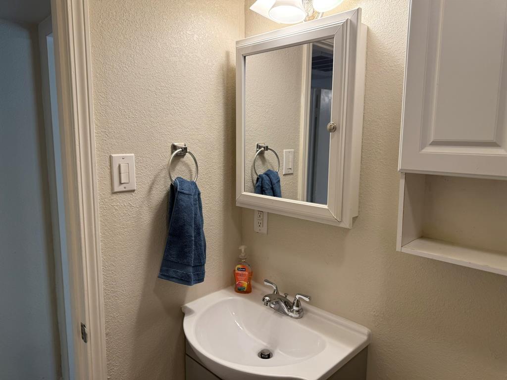 625 South Andrews Avenue Sherman, TX 75090 - Photo 12 of 17 a bathroom with a sink and mirror