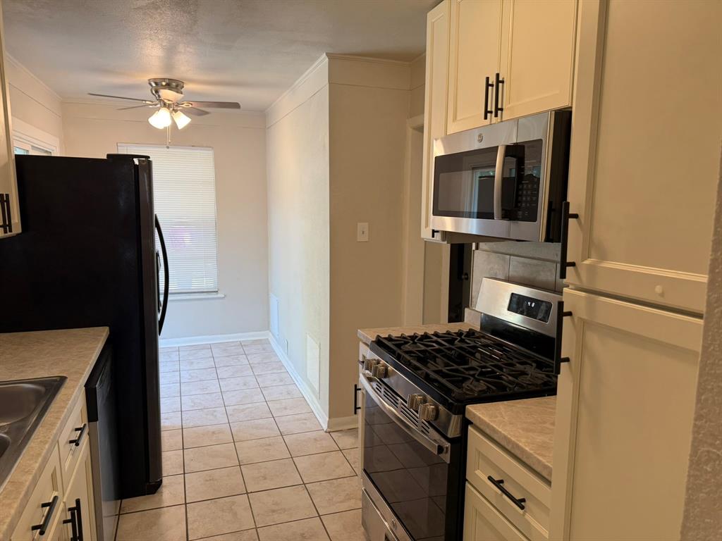 625 South Andrews Avenue Sherman, TX 75090 - Photo 17 of 17 a kitchen with stainless steel appliances granite countertop a refrigerator and a stove top oven
