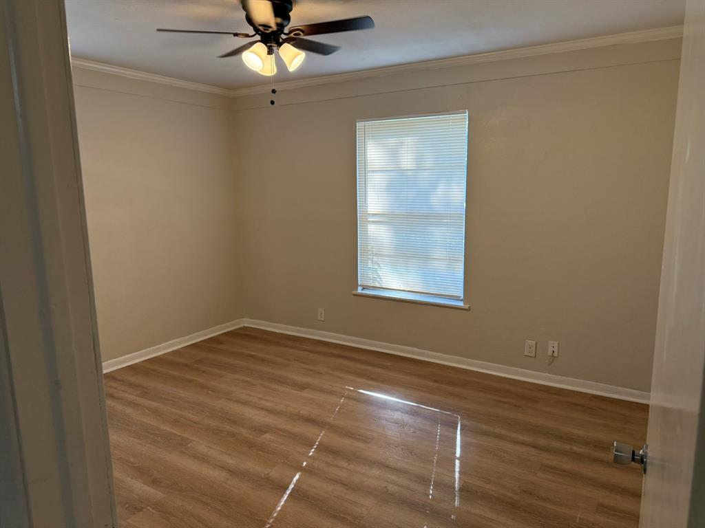 625 South Andrews Avenue Sherman, TX 75090 - Photo 4 of 17 an empty room with a window and a fan