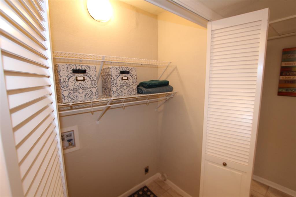 625 South Andrews Avenue Sherman, TX 75090 - Photo 9 of 17 a close view of closet