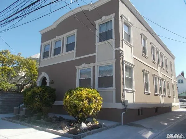 $2,800 | 40-11 214th Place, Unit 2R | Bayside