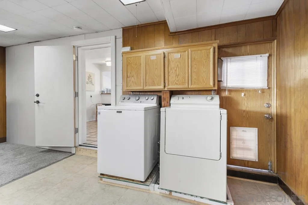 856 Oneonta Avenue Imperial Beach, CA 91932 - Photo 17 of 34 a utility room with dryer and washer