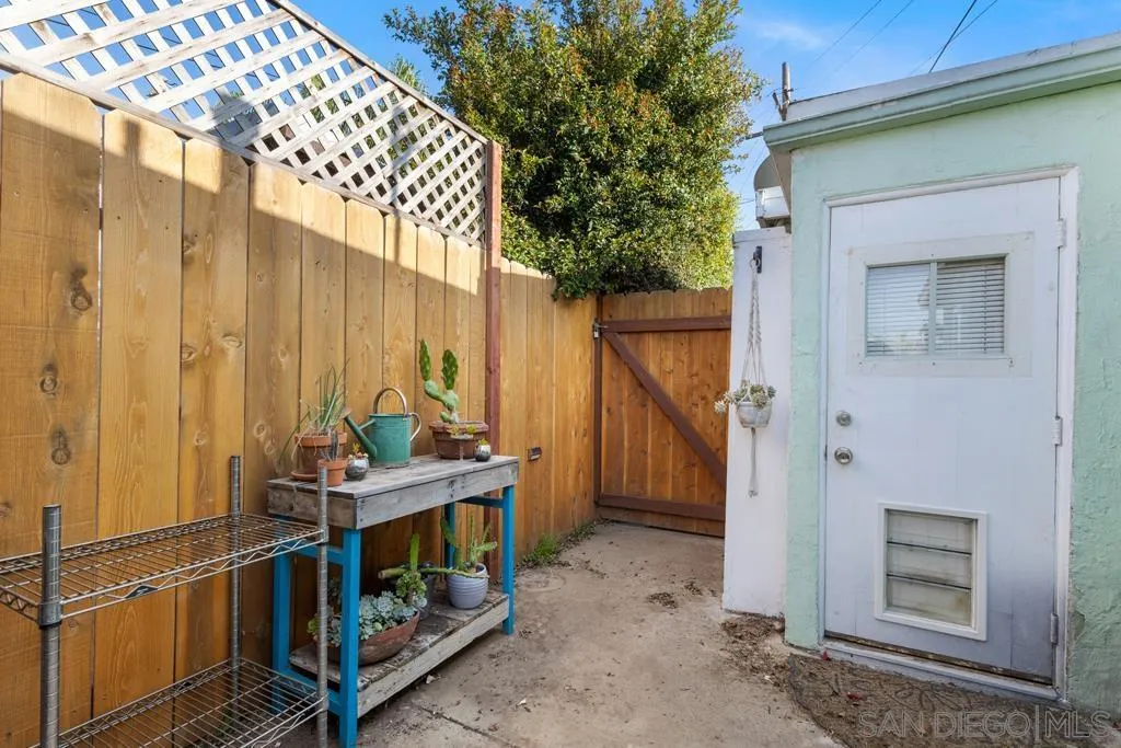 856 Oneonta Avenue Imperial Beach, CA 91932 - Photo 31 of 34 a view of an entryway with a front door