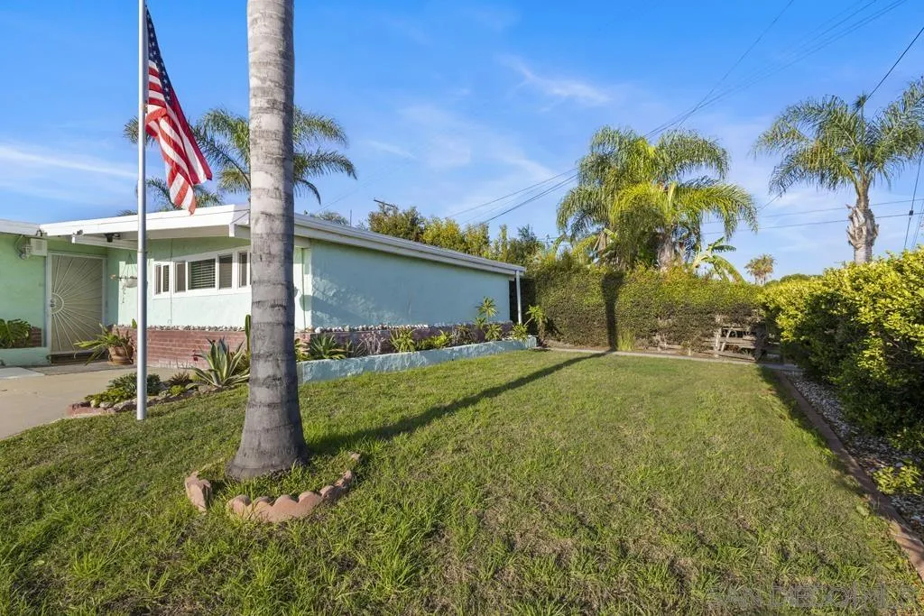 856 Oneonta Avenue Imperial Beach, CA 91932 - Photo 34 of 34 a front view of a house with garden