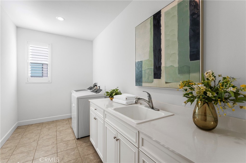 105 Shear Irvine, CA 92618 - Photo 29 of 35 a bathroom with a sink a vanity and a mirror