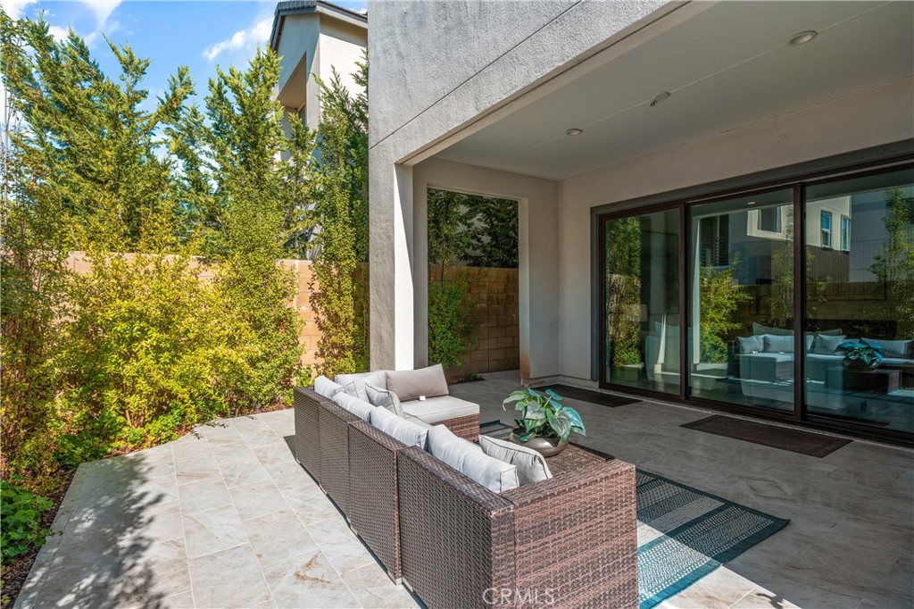 105 Shear Irvine, CA 92618 - Photo 34 of 35 a living room with furniture and a garden