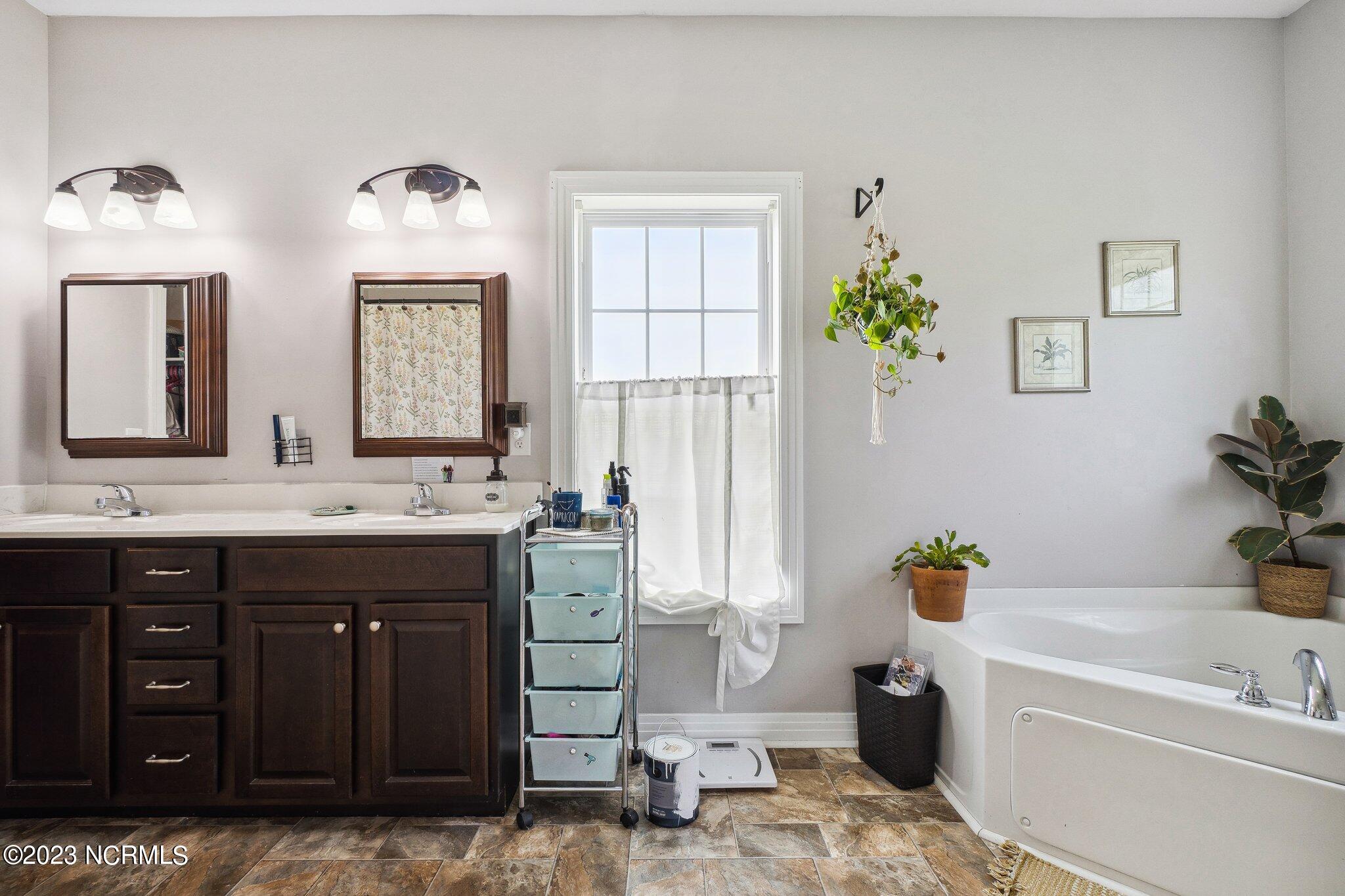 134 Elliott Road Aydlett, NC 27916 - Photo 27 of 37 Main bathroom 4