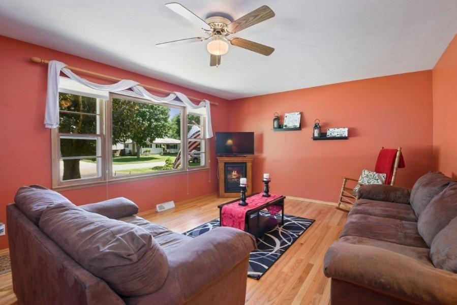 02_9212AmyDr_1_LivingRoom_LowRes
