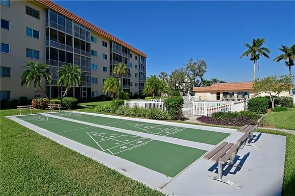 a tennis court that has tennis net
