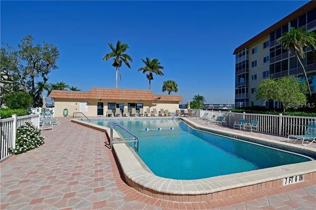 $2,400 | 1650 1st Avenue West, Unit 507B, Bradenton, FL 34205