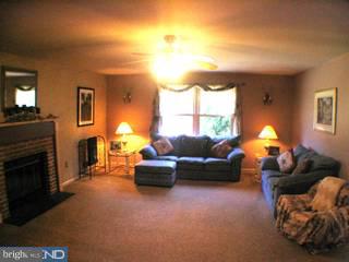 7 Stacy Drive Cream Ridge, NJ 08514 - Photo 2 of 6