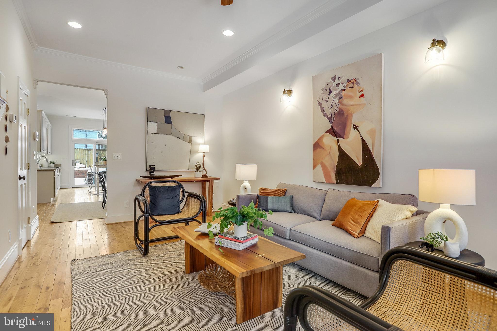 Large LR w/tall ceiling, crown molding, wood floor