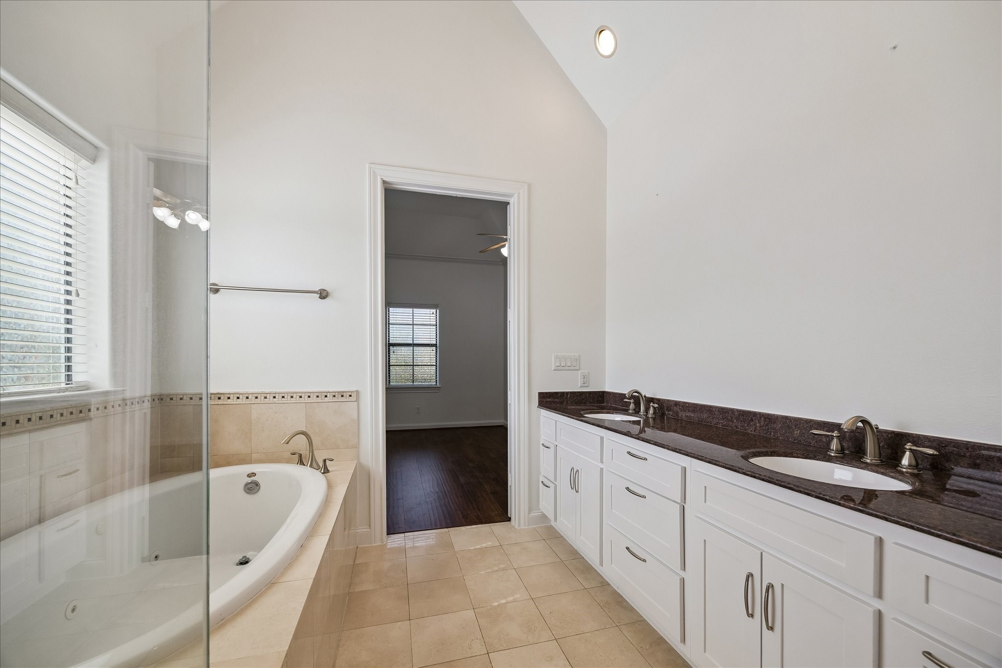 1407 Shearn Street Houston, TX 77007 - Photo 30 of 35 Jacuzzi bathtub, great for unwinding after long days.