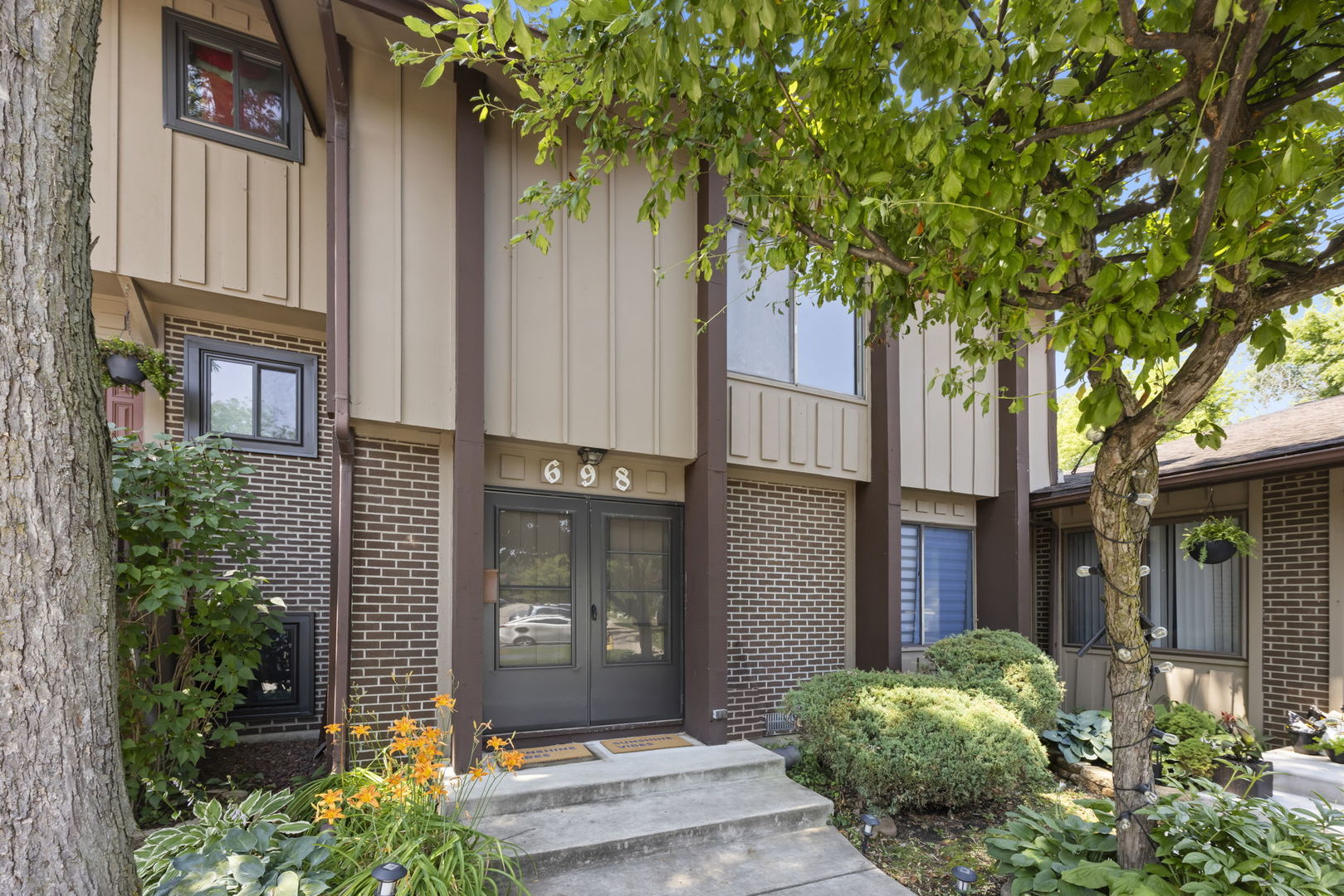 698 Circle Drive Roselle, IL 60172 - Photo 1 of 31 a front view of a house with a tree