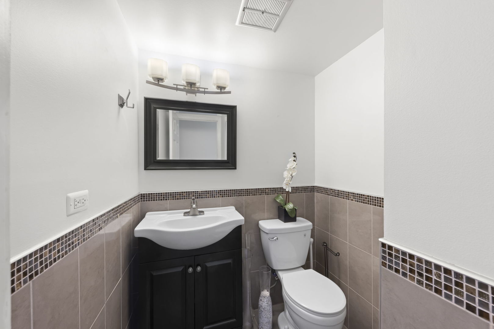 698 Circle Drive Roselle, IL 60172 - Photo 13 of 31 a bathroom with a sink toilet and mirror