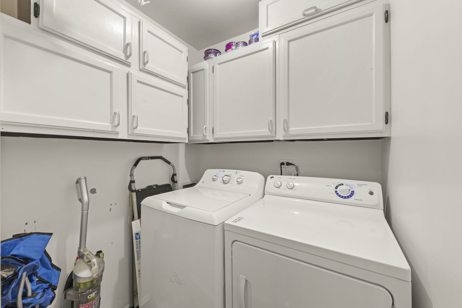 698 Circle Drive Roselle, IL 60172 - Photo 15 of 31 a utility room with dryer and washer