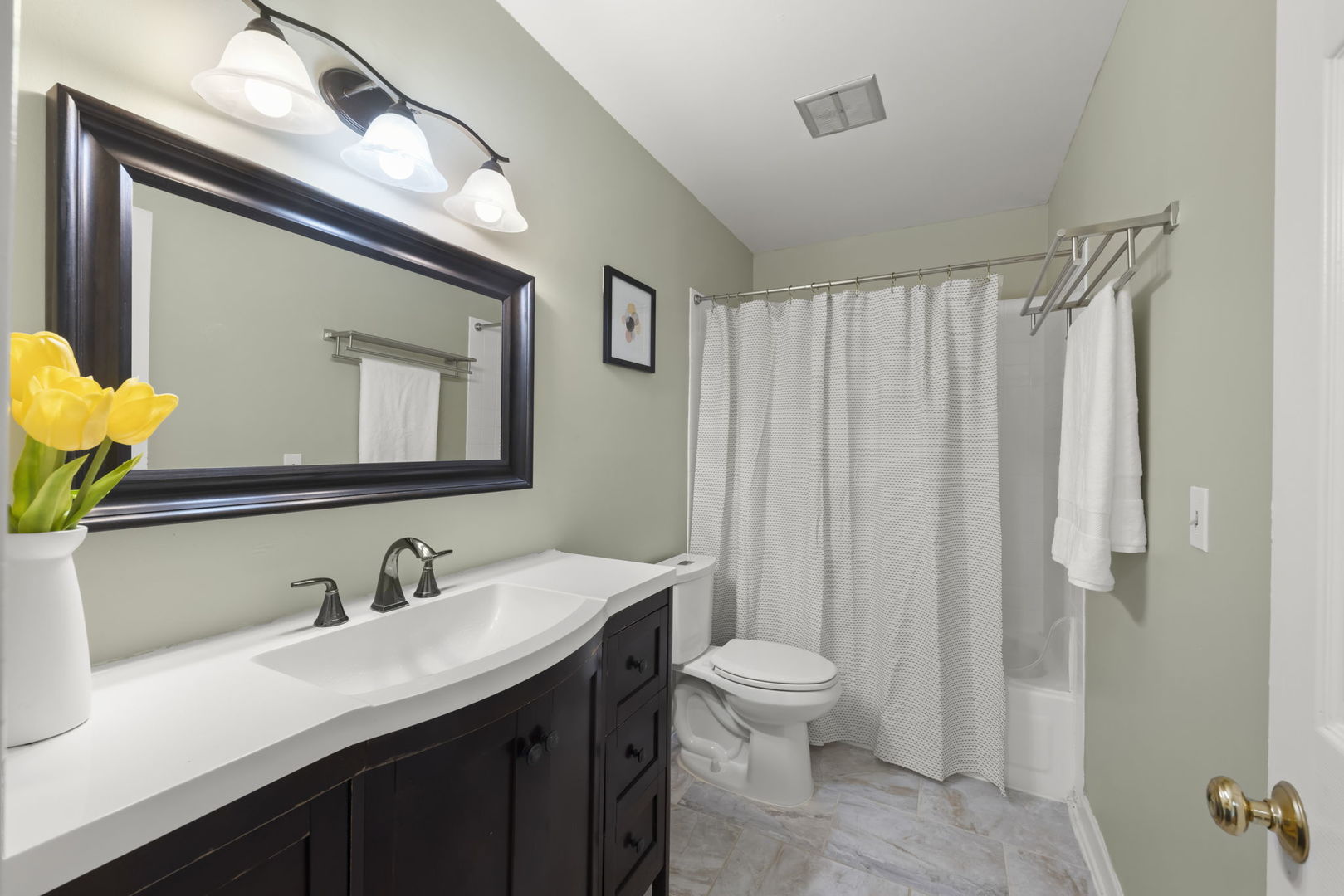 698 Circle Drive Roselle, IL 60172 - Photo 20 of 31 a bathroom with a toilet sink and mirror