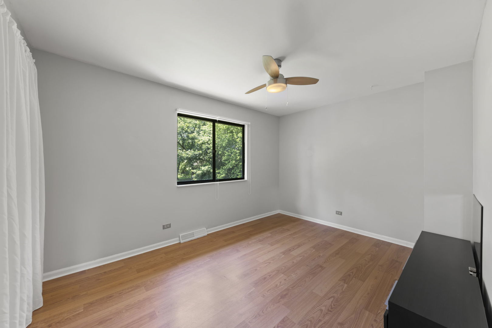 698 Circle Drive Roselle, IL 60172 - Photo 22 of 31 a view of an empty room with a window
