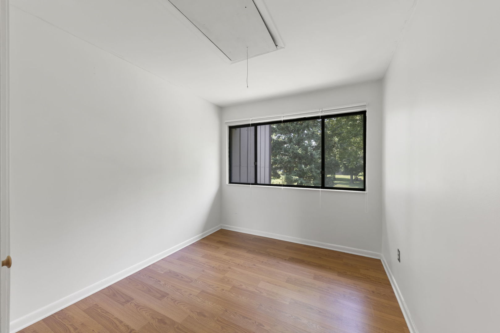 698 Circle Drive Roselle, IL 60172 - Photo 24 of 31 a view of an empty room with a window