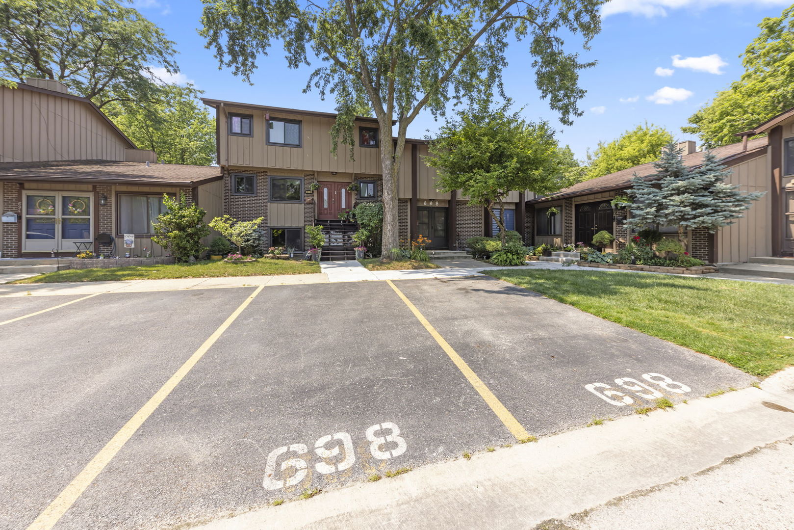 698 Circle Drive Roselle, IL 60172 - Photo 28 of 31 front view of a brick house with a yard