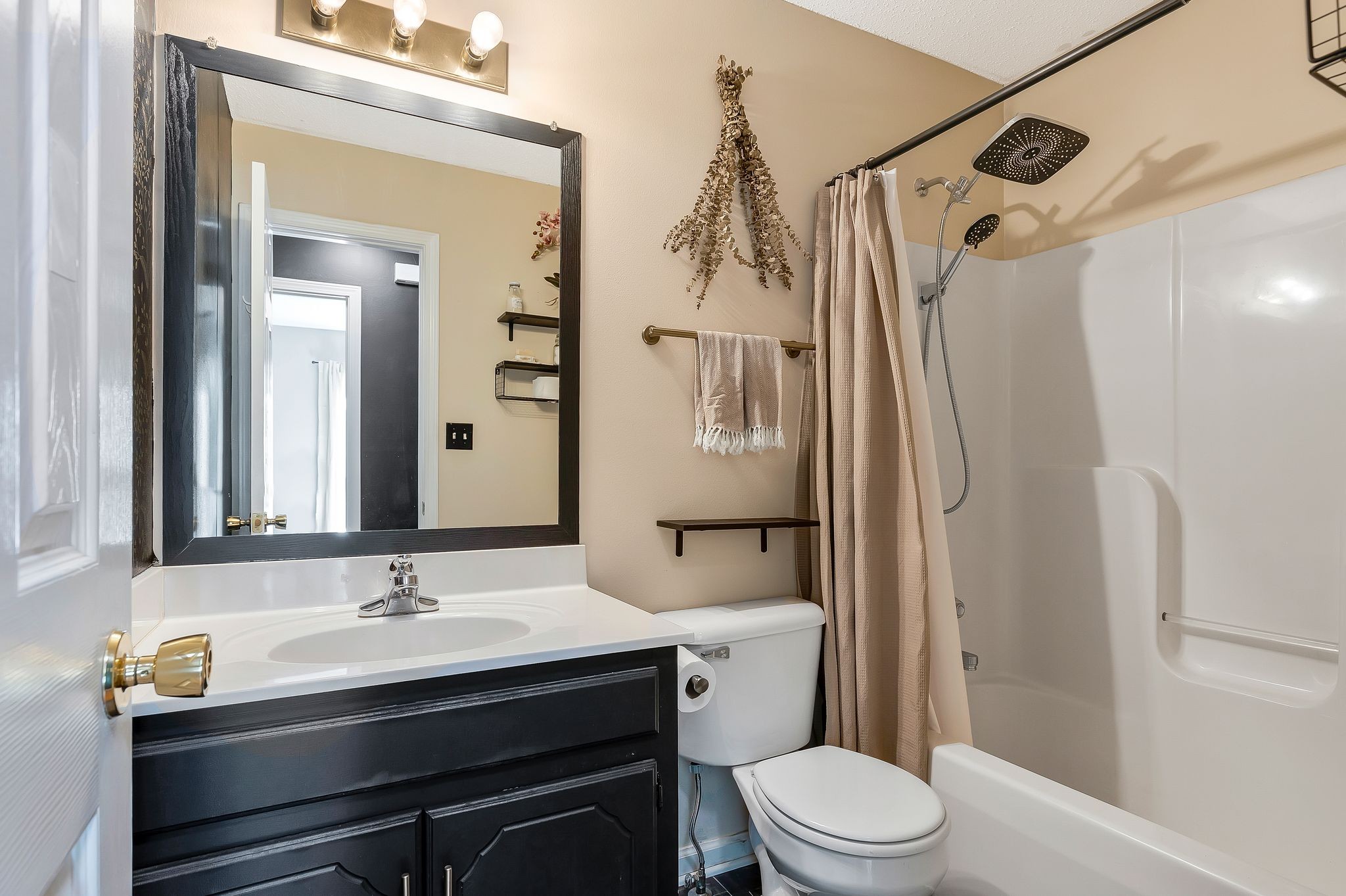 475 Wooten Road Clarksville, TN 37042 - Photo 21 of 29 Hall bath