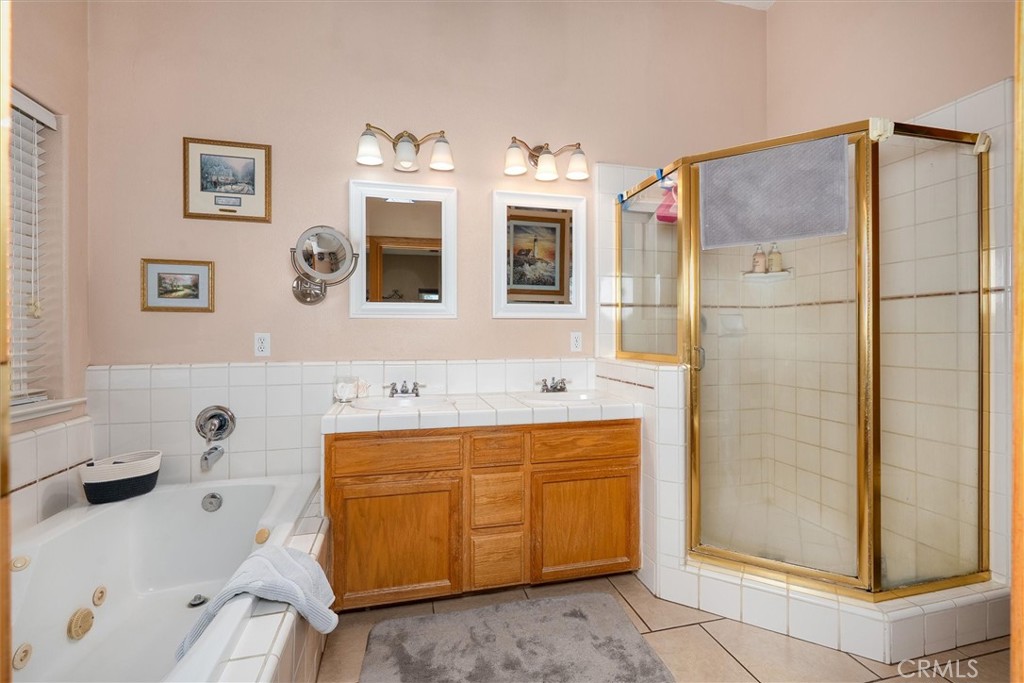 46455 Konklin Road Coarsegold, CA 93614 - Photo 28 of 46 a bathroom with a tub sink and mirror