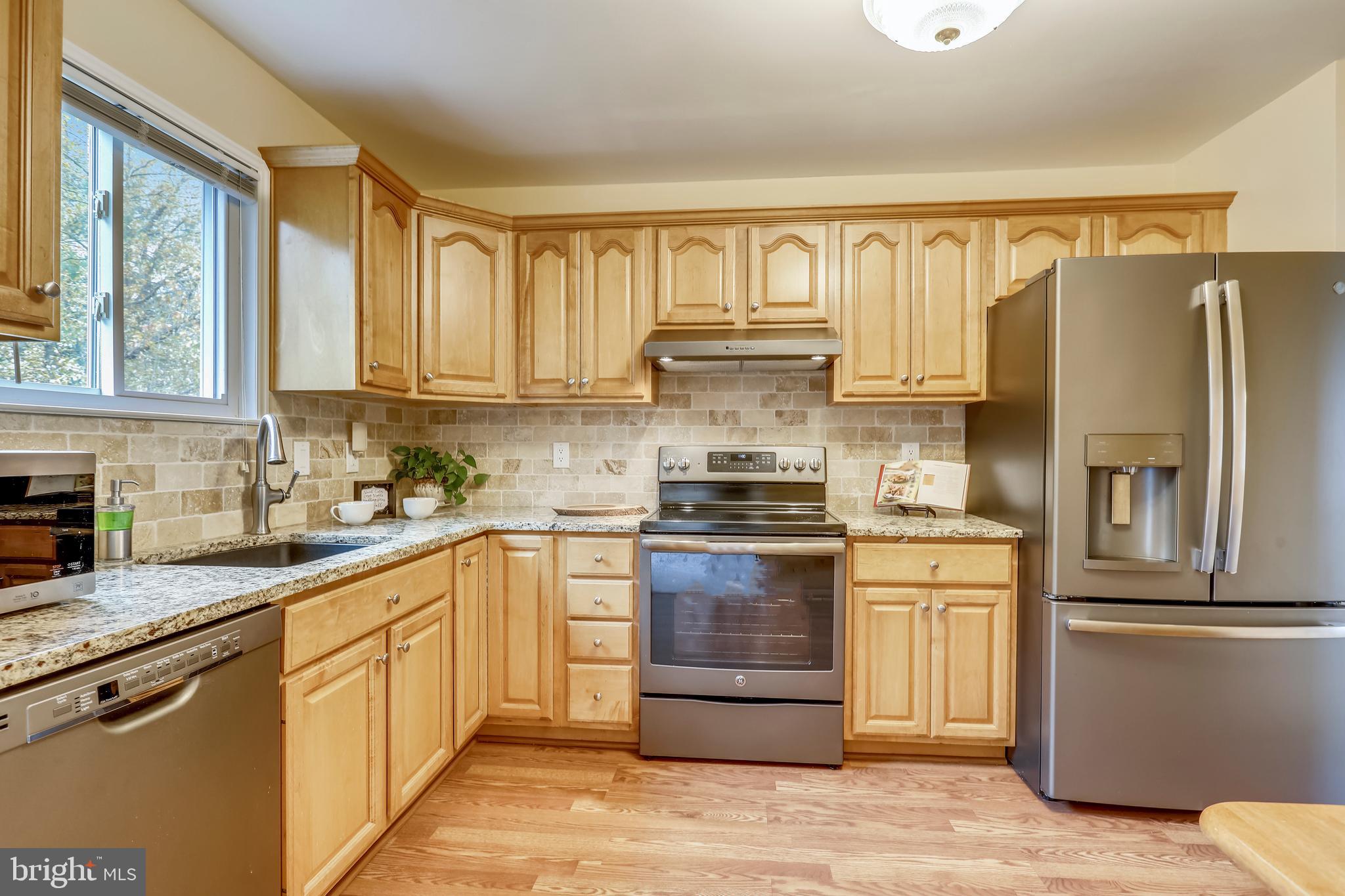 10424 Carlyn Ridge Road Damascus, MD 20872 - Photo 3 of 45 Maple cabinetry, granite, & stainless appliances