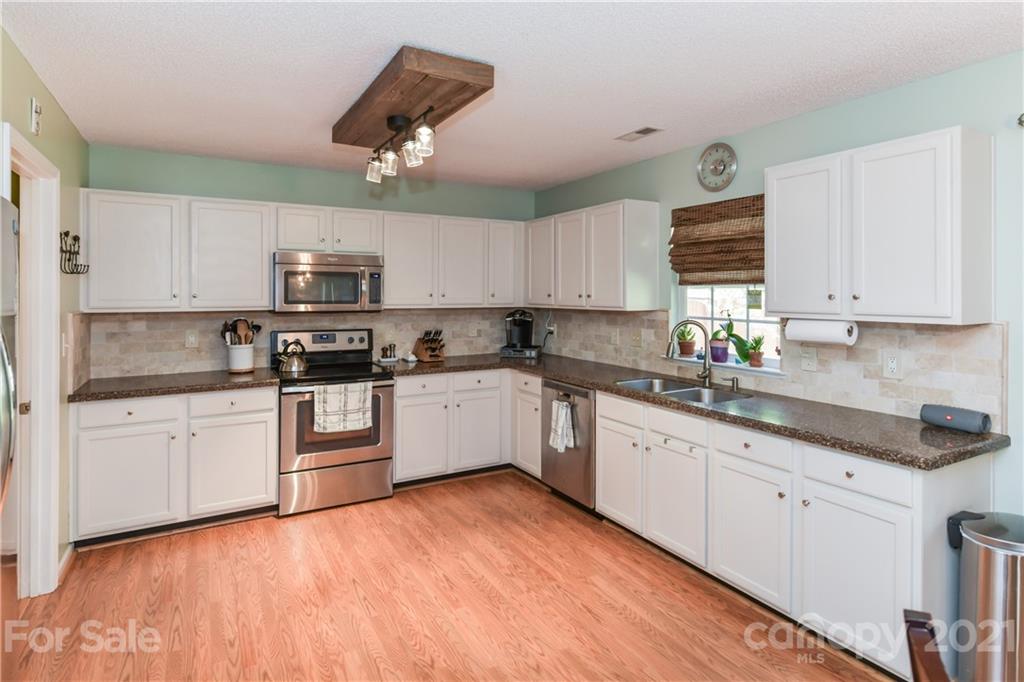 520 Red Oak Court Tega Cay, SC 29708 - Photo 15 of 28 Gallery Image 15