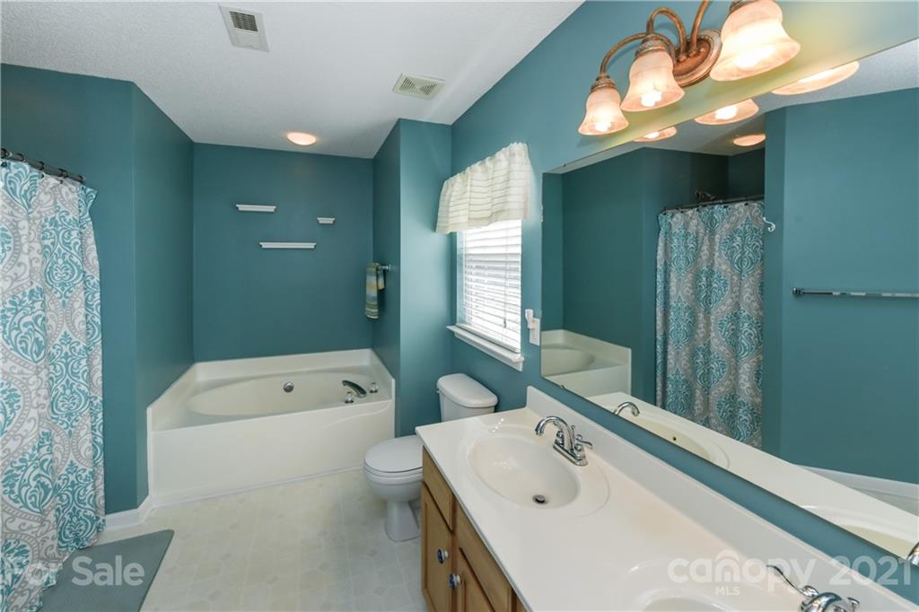 520 Red Oak Court Tega Cay, SC 29708 - Photo 27 of 28 Gallery Image 27