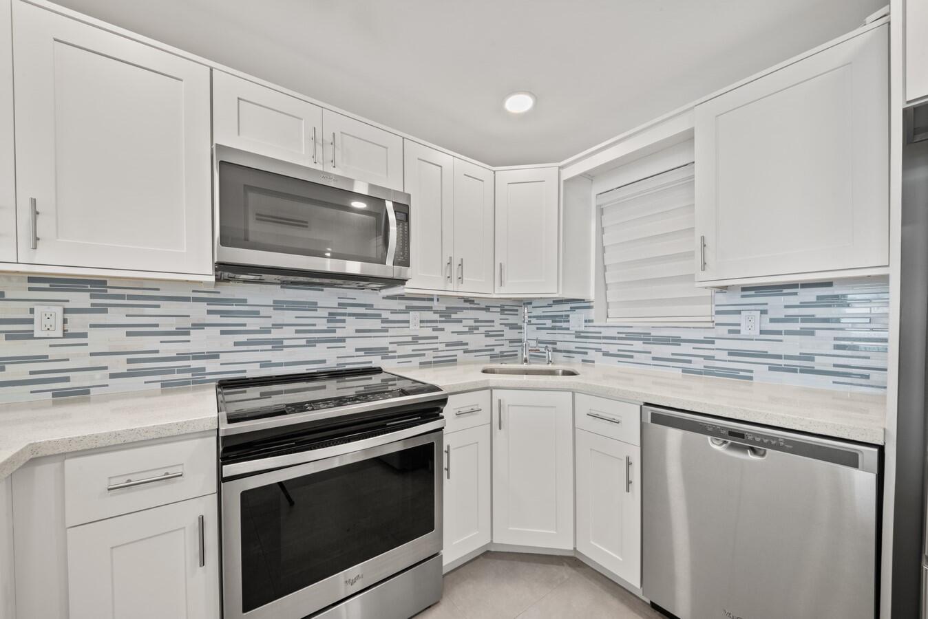 400 North Surf Road, Unit 305 Hollywood, FL 33019 - Photo 8 of 41 Tiled Backsplash