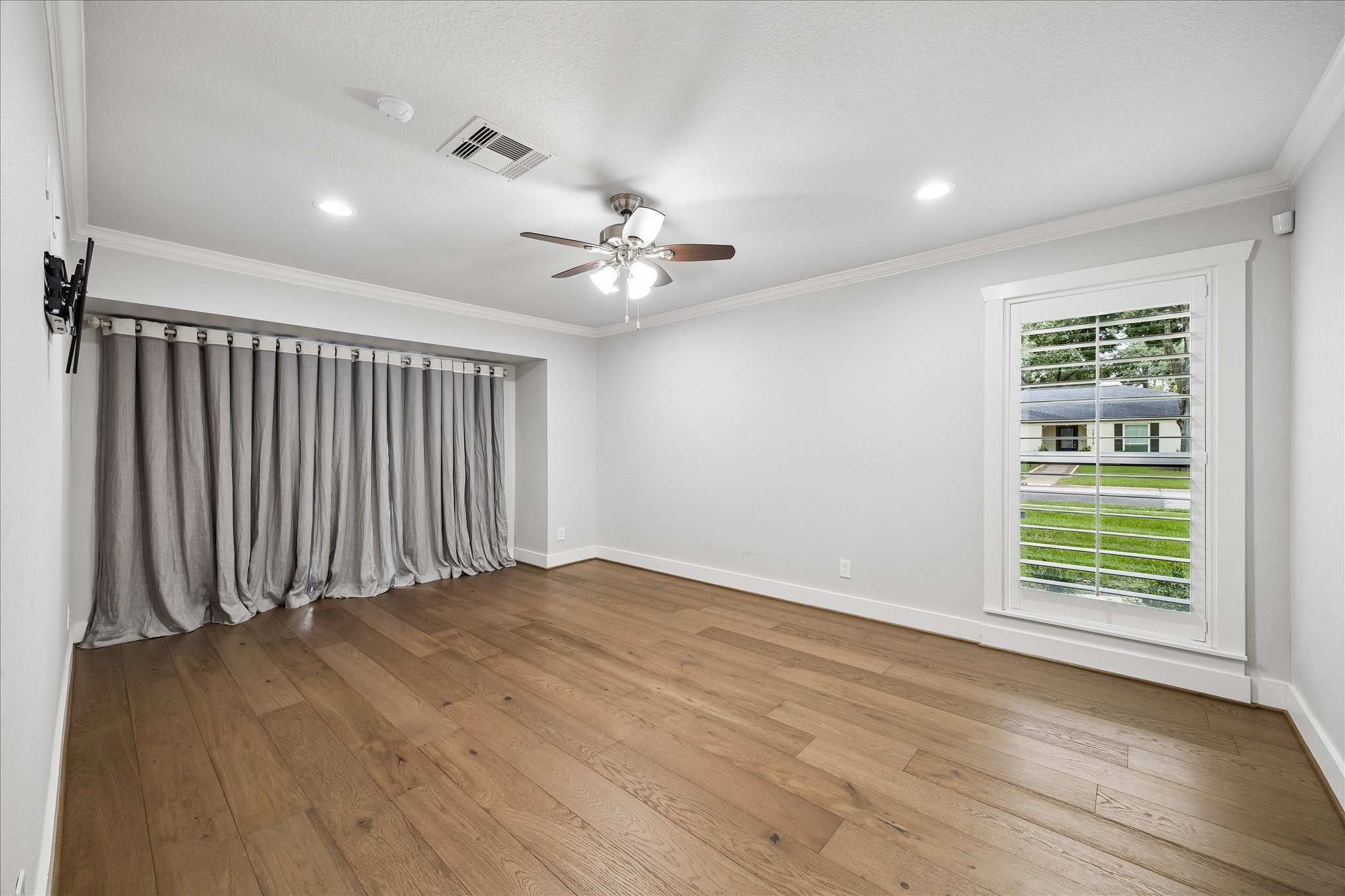 10618 Cranbrook Road Houston, TX 77042 - Photo 22 of 29 Primary Bedroom