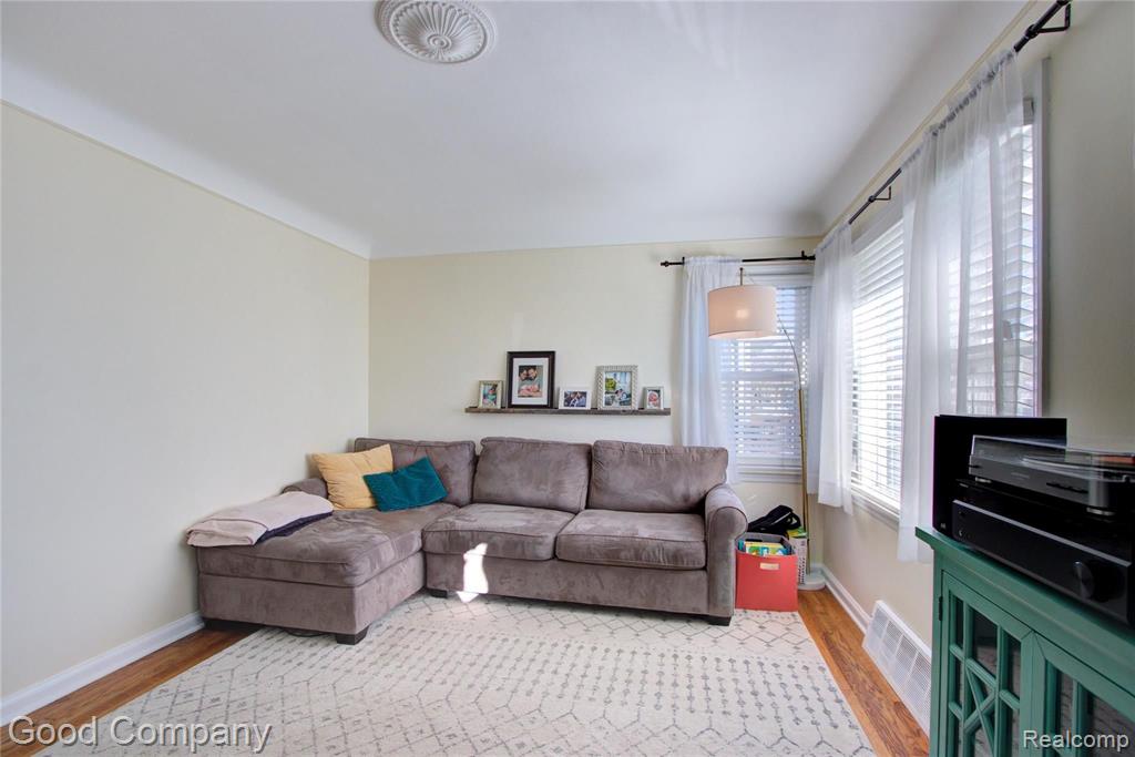 3911 Durham Road Royal Oak, MI 48073 - Photo 3 of 37