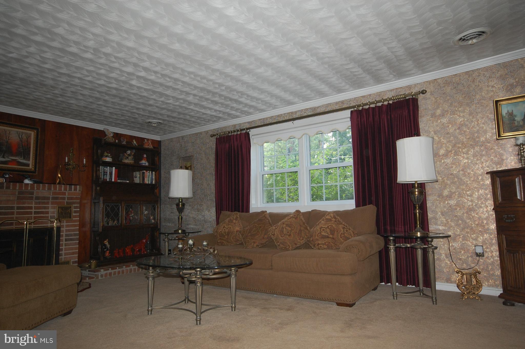 6175 Howells Road Alexandria, VA 22310 - Photo 3 of 30 1st View of Large Living Room