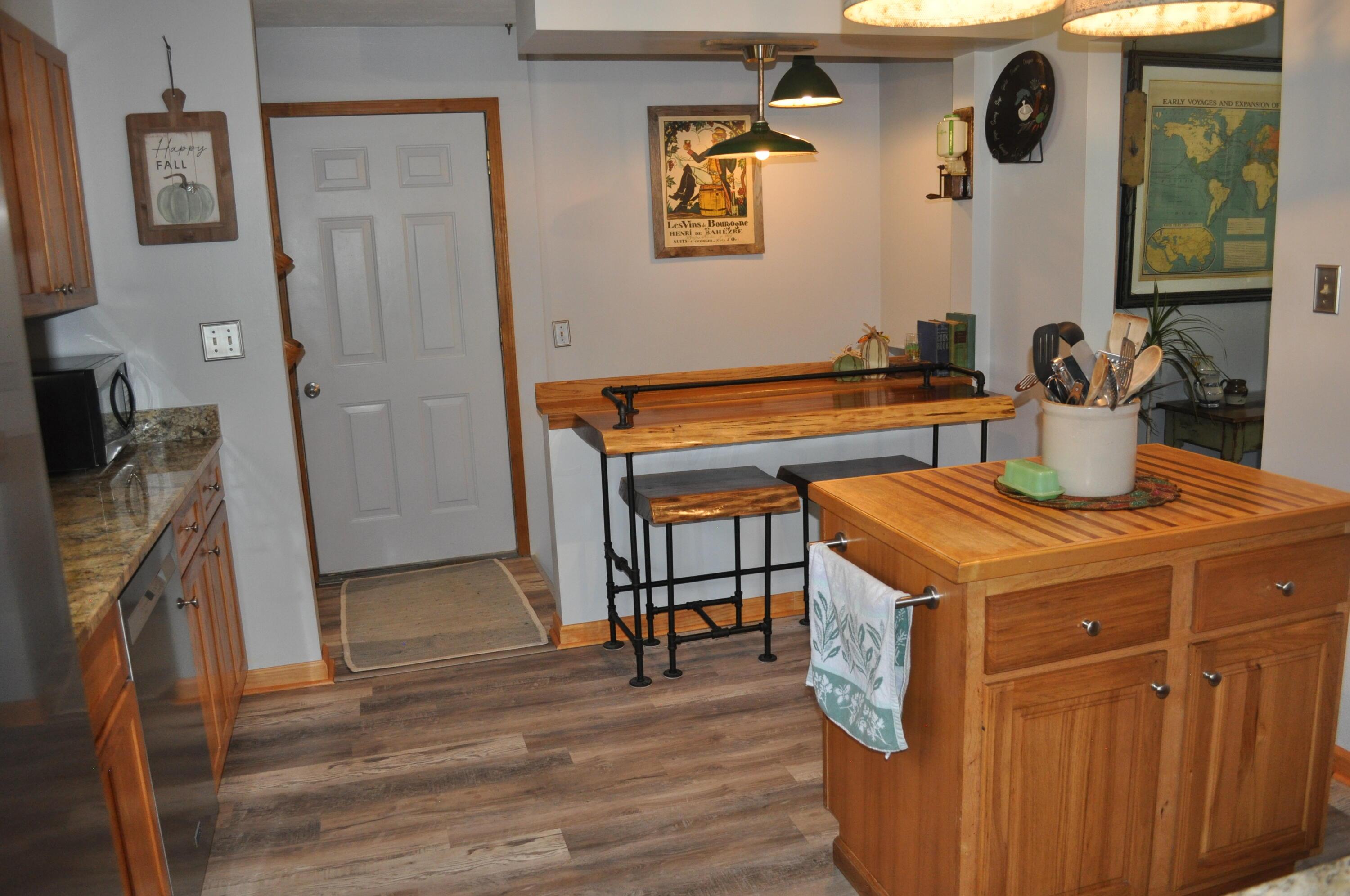 6829 Lambert Road Orient, OH 43146 - Photo 6 of 36 Island & Eating Area