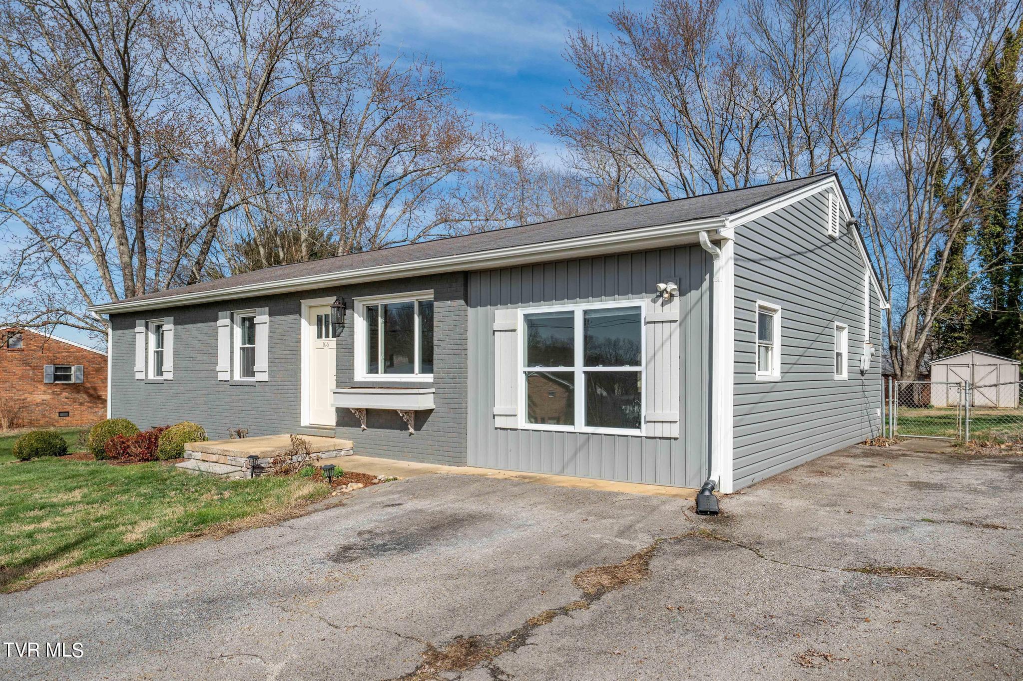 166 Valleyview Street, Unit 6 Gray, TN 37615 - Photo 3 of 32 166 Valleyview St (6 of 39)