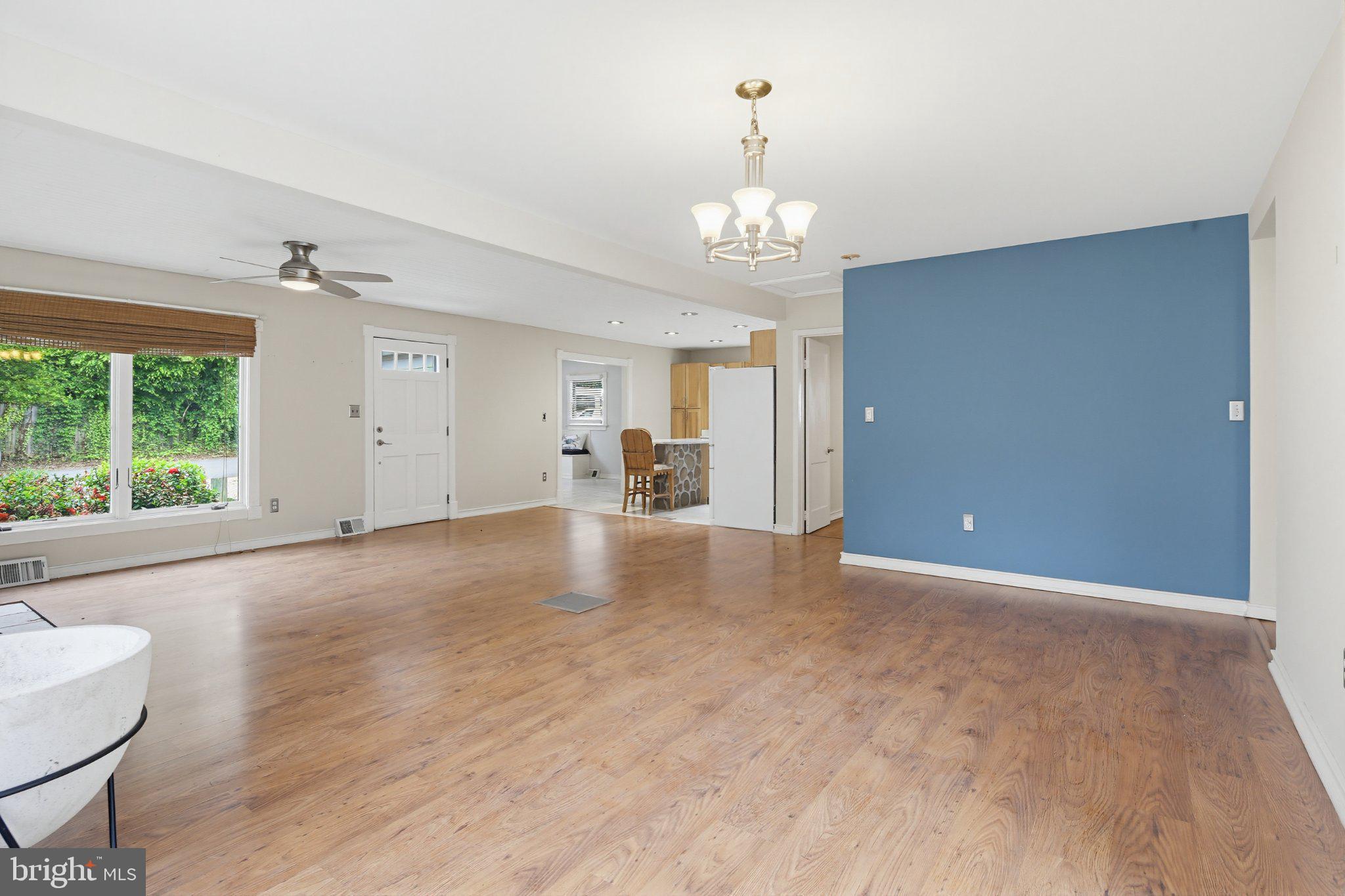 1465 Ridgeway Arnold, MD 21012 - Photo 61 of 61 Spacious living area with natural light.