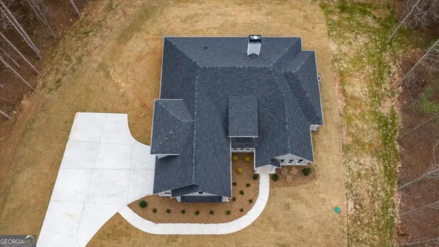 a view of a dry yard