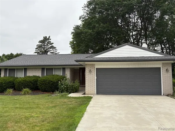$2,850 | 22621 Brook Forest, Novi, MI 48375