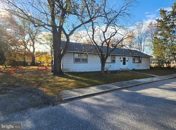 a view of house with a yard