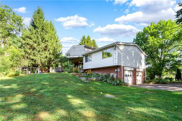 a view of a back yard
