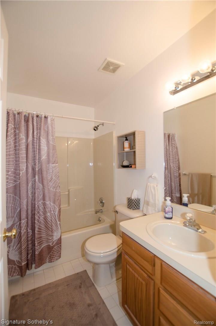 2333 Crooks Road Royal Oak, MI 48073 - Photo 29 of 51 Upper bath1.JPG
