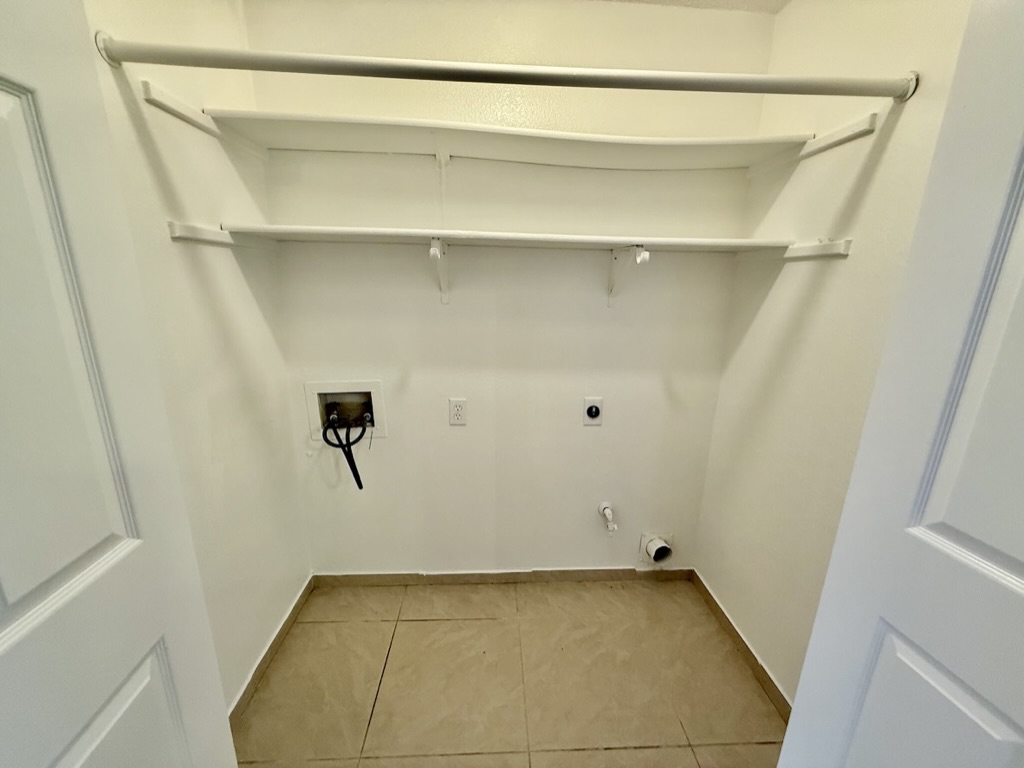 604 Cactus Bend Drive Pflugerville, TX 78660 - Photo 24 of 29 Laundry area with laundry area, hookup for a gas dryer, hookup for an electric dryer, washer hookup, and light tile patterned flooring